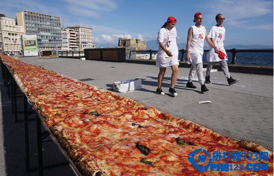世界之最世界上最大的披萨长达1595米